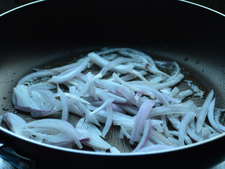 辣白菜炖年糕,锅里放适量，放洋葱炒出香味