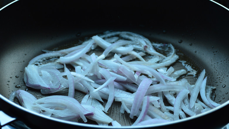 辣白菜炖年糕,锅里放适量，放洋葱炒出香味