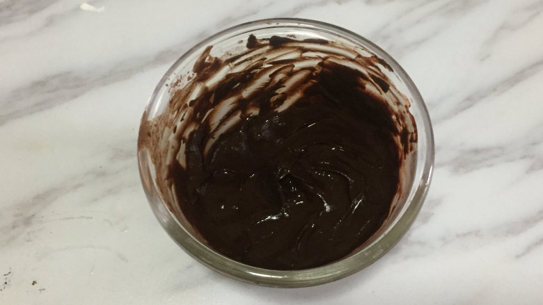 仿真栗子蛋糕,紧接着我们把巧克力豆隔热水融化成液态，待用。