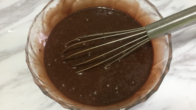 仿真栗子蛋糕,然后，我们把巧克力糊和之前做好的蛋糕糊混合后再加入食用油，之后再用蛋抽搅匀。

