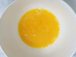 快手早餐   红枣鸡蛋桂圆糖水,鸡蛋打散装碗里待用。