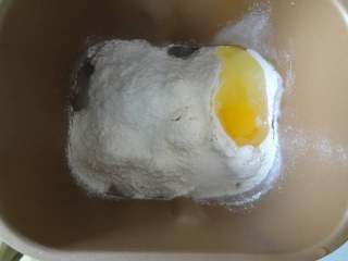 香葱火腿粒面包,加入鸡蛋，糖和盐，注意️糖和要对角放哦！