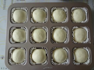 香葱火腿粒面包,发酵完成后取出表面刷上清水或者蛋液