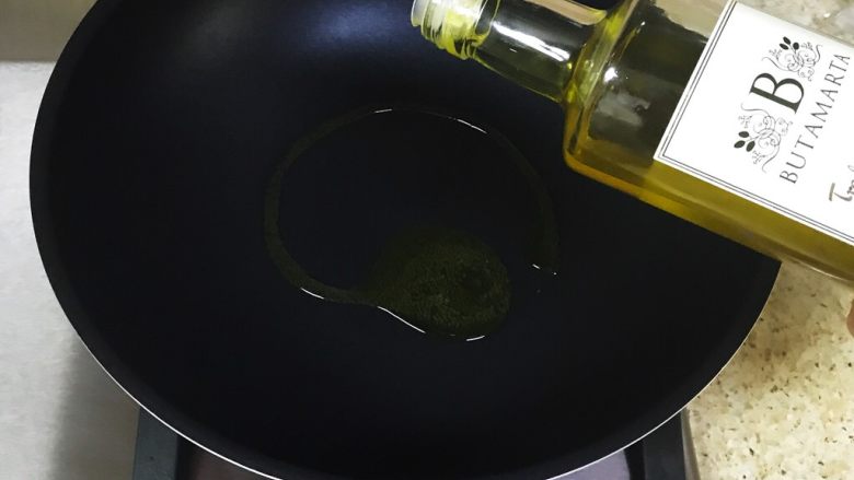 简单快手家常菜—开洋炒西瓜皮,热锅倒入适量橄榄油