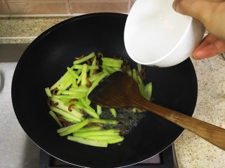 简单快手家常菜—开洋炒西瓜皮,加入适量的清水翻炒均匀