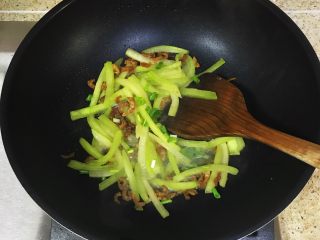 简单快手家常菜—开洋炒西瓜皮,撒入适量的葱花，翻炒片刻即可出锅啦