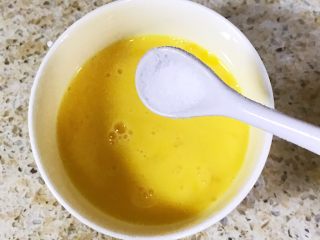 简单快手家常菜—西兰花炒蛋,鸡蛋打散加入适量的盐，搅匀
