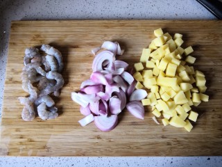 快手正餐   咖喱虾仁饭,土豆去皮切1厘米左右的小方块，洋葱切段，虾仁开虾背去除虾线。