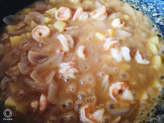 快手正餐   咖喱虾仁饭,煮到虾仁变色，汤汁浓稠就好了