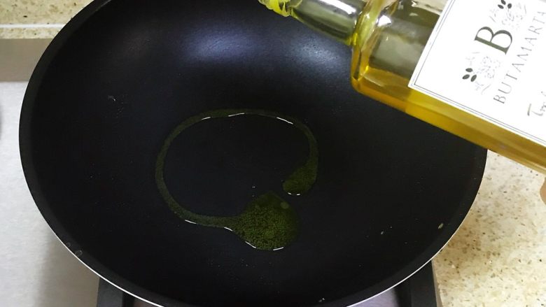 简单快手家常菜—西兰花炒蛋,再倒入适量的橄榄油