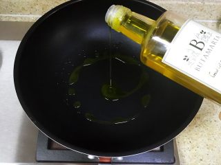 简单快手家常菜—西兰花炒蛋,热锅倒入适量的橄榄油