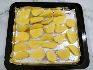 快手小食   烤薯角

,把土豆块倒出铺在垫有油纸或锡纸的烤盘上，注意土豆块之间不要互相重叠在一起。