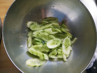 快手正餐 木耳凉拌腐竹黄瓜,第二步:黄瓜去皮切片，放进大盆里