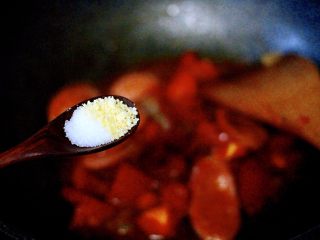 快手正餐  番茄绿豆芽火腿小炒,加入生抽，适量的盐和鸡精调味；