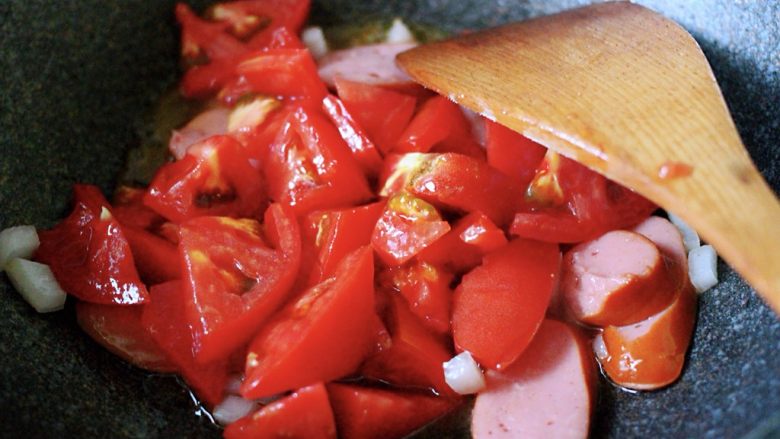 快手正餐  番茄绿豆芽火腿小炒,这个时候加入番茄块继续大火翻炒至番茄块变软时；