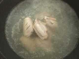 红烧焖鸡中翅，让你多吃一碗饭,鸡中翅放入加了料酒的开水中焯8分钟，再冲洗血沫。