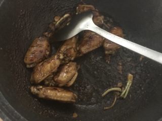 红烧焖鸡中翅，让你多吃一碗饭,翻炒均匀。