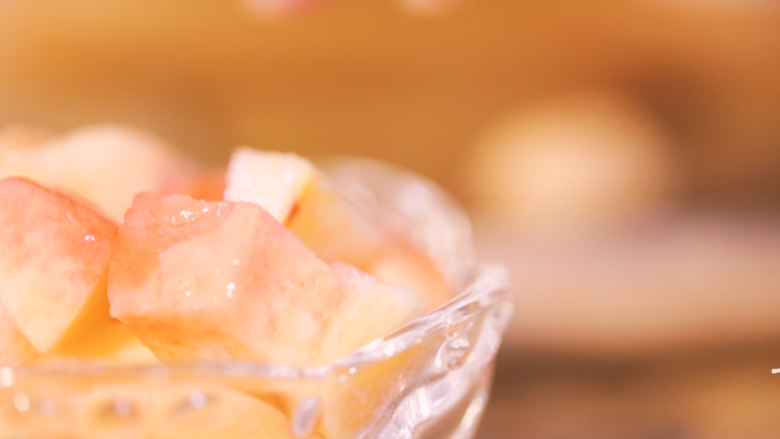 【桃胶冰甜】一整个夏天滴答的雨都锁进这碗桃胶里（快手菜）,鲜桃洗净剥皮切为小块；