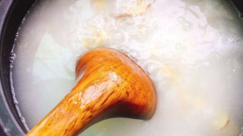 砂锅粥+生滚螃蟹杂蔬粥,继续煮，时不时用勺子顺时针搅动下