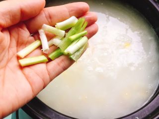 砂锅粥+生滚螃蟹杂蔬粥,加入葱白段