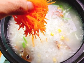 砂锅粥+生滚螃蟹杂蔬粥,加入胡萝卜丝