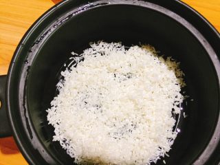 砂锅粥+生滚螃蟹杂蔬粥,取出砂锅，放入大米