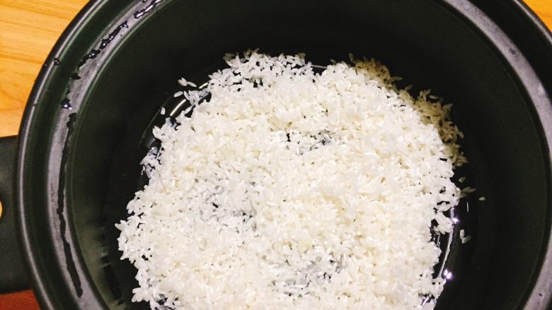 砂锅粥+生滚螃蟹杂蔬粥,取出砂锅，放入大米
