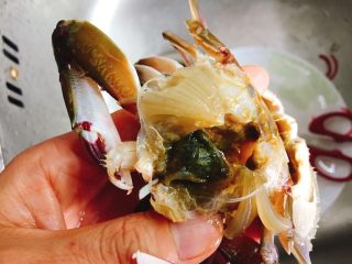 砂锅粥+生滚螃蟹杂蔬粥,将螃蟹表面用刷子清洗干净，打开蟹壳，去掉蟹腮蟹肠蟹胃蟹心这4个部位