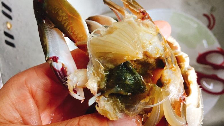 砂锅粥+生滚螃蟹杂蔬粥,将螃蟹表面用刷子清洗干净，打开蟹壳，去掉蟹腮蟹肠蟹胃蟹心这4个部位