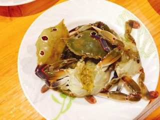 砂锅粥+生滚螃蟹杂蔬粥,将清理好的螃蟹装盘备用