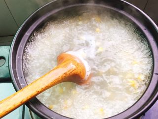砂锅粥+生滚螃蟹杂蔬粥,煮开后转中火，用勺子搅拌下