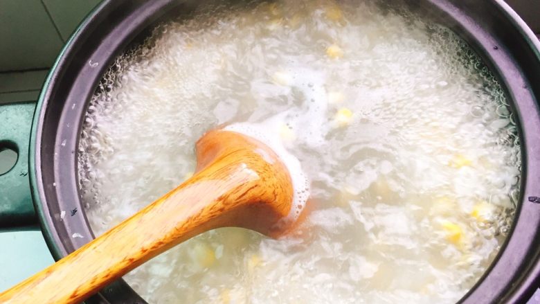 砂锅粥+生滚螃蟹杂蔬粥,煮开后转中火，用勺子搅拌下