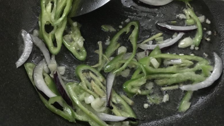 豉椒炒花甲，连壳都要舔几下,再倒入青椒丝和洋葱丝和豆豉炒均匀。