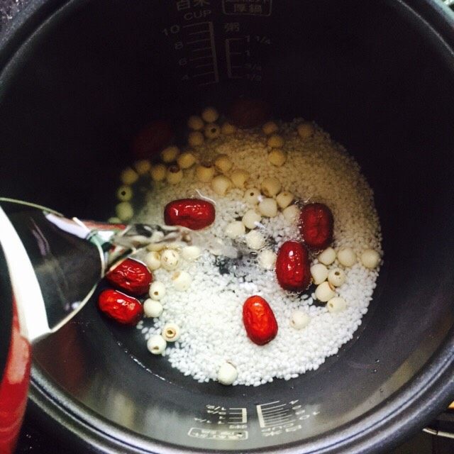 快手早餐 红枣莲子糯米粥,加入足够的热水（约1500ml）