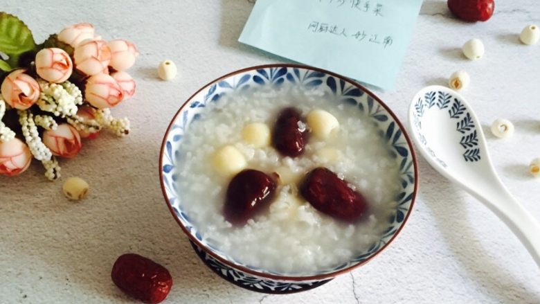 快手早餐 红枣莲子糯米粥,盛在碗里开始享用吧！