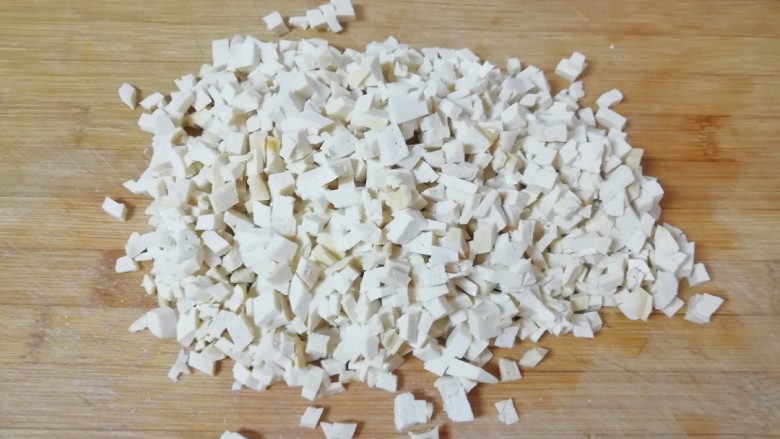 玉米面素菜包,豆腐切成小丁。