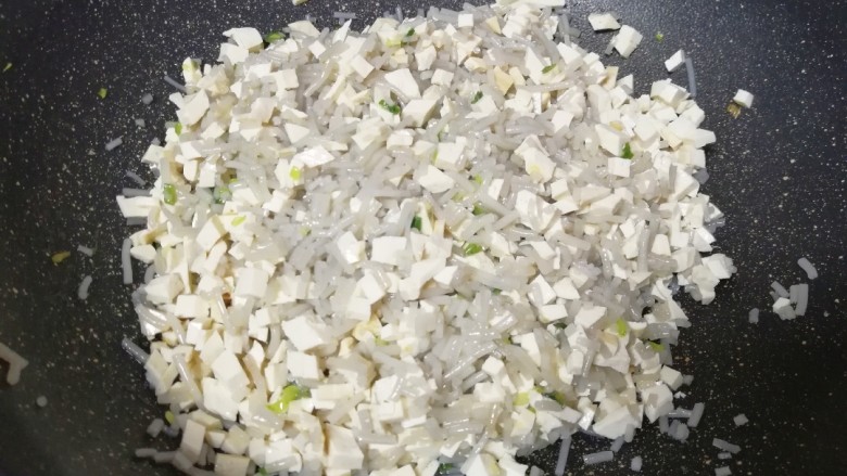 玉米面素菜包,下入豆腐粉条翻炒均匀。