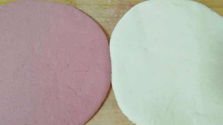 螺旋豆沙包,分别擀成大小一致的面片。