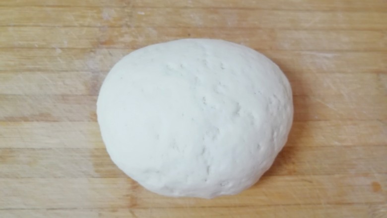 螺旋豆沙包,发酵好的面团从面包机里面取出，揉成团。