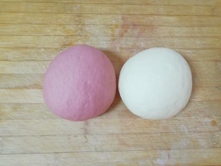 螺旋豆沙包,取一半的面团，加入红曲粉揉匀揉光，另一半白色的面团同样揉光。