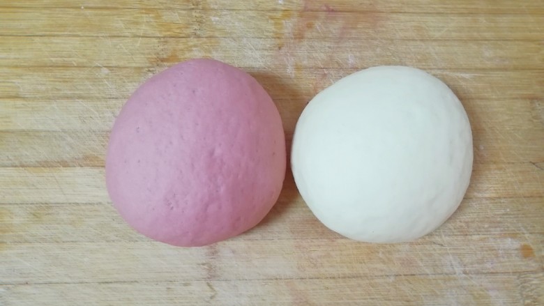螺旋豆沙包,取一半的面团，加入红曲粉揉匀揉光，另一半白色的面团同样揉光。