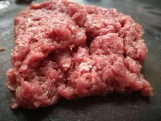 百搭香菇牛肉酱,洗净的牛肉剁成肉末