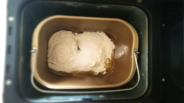 木糖醇花形绿豆酥,将油皮材料混合放入面包机桶，选择和面程序13分钟

