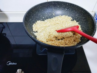 大颗粒牛肉辣酱炒饭,另起油锅，加入拌好的米饭煸炒，小火炒至米饭散开颗粒分明即可。