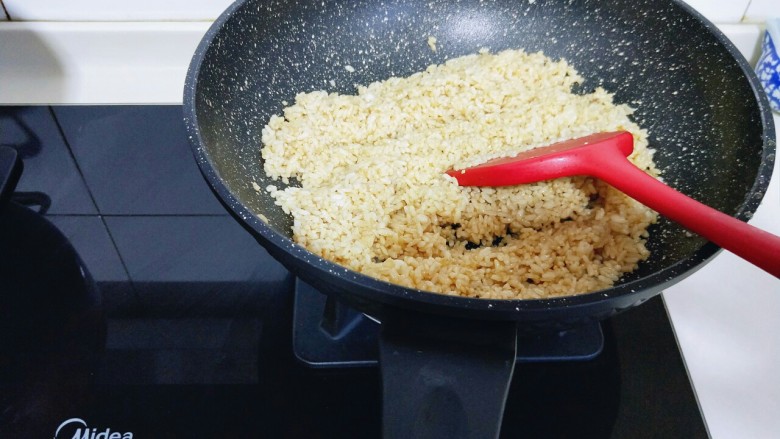 大颗粒牛肉辣酱炒饭,另起油锅，加入拌好的米饭煸炒，小火炒至米饭散开颗粒分明即可。