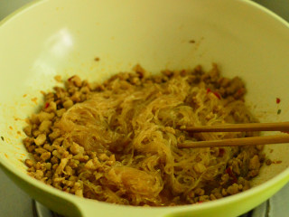 肉沫炒粉丝,用筷子翻拌均匀，待汤汁收干