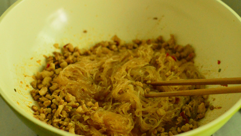 肉沫炒粉丝,用筷子翻拌均匀，待汤汁收干