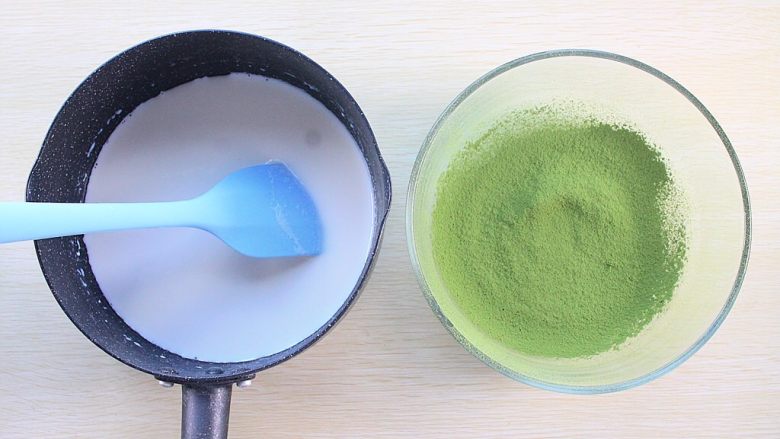 那一抹毛巾卷的绿,纯牛奶倒入抹茶粉盆中搅拌均匀
