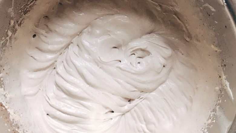 摩卡咸奶油蛋糕,打得比咸奶油软一些，有纹路，可非常缓慢流动