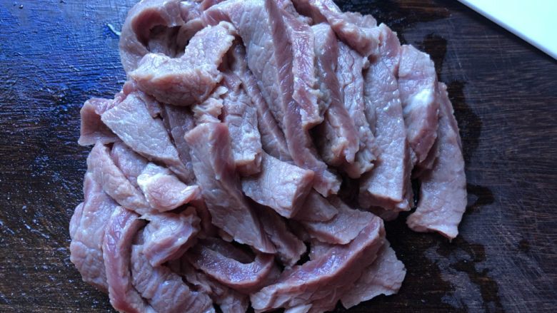 快手小食 网红五香冷吃牛,牛肉浸出血水，沥干后切成食指大小的条。